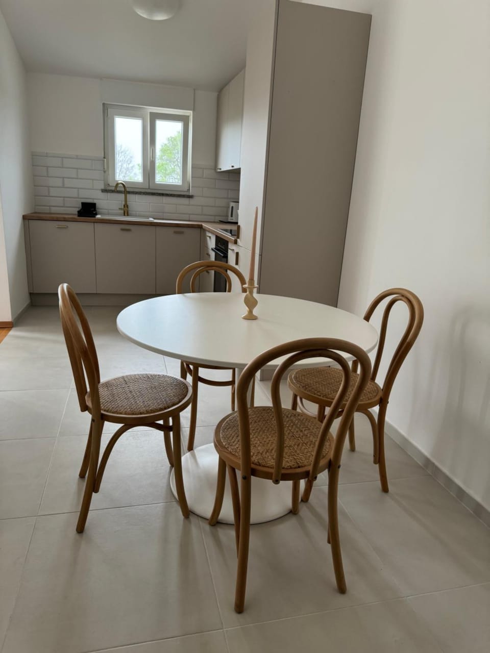 Kitchen or kitchenette, Dining area