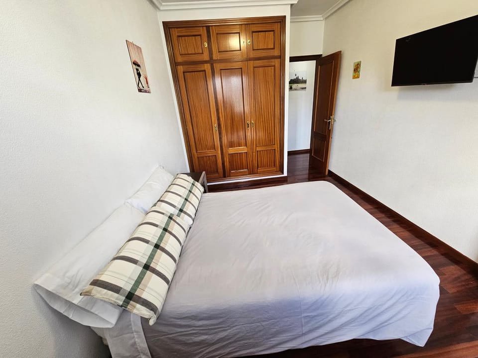 TV and multimedia, Photo of the whole room, Bedroom