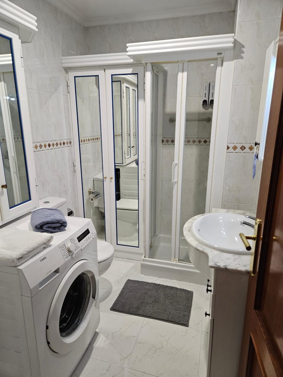 Bathroom, washing machine