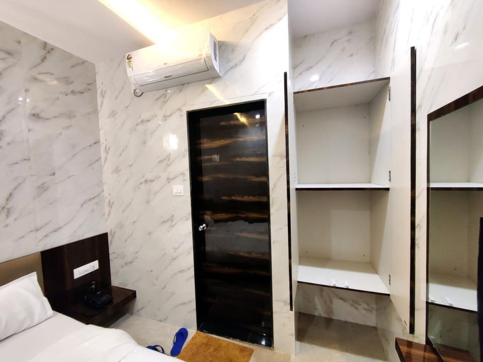 Bed, Bathroom, Photo of the whole room, Bedroom, wardrobe, air conditioner