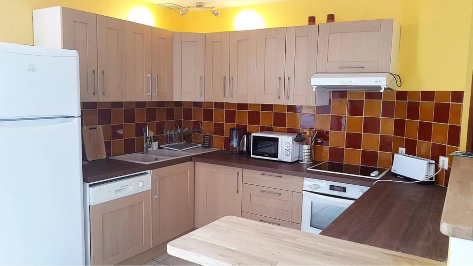 Coffee/tea facilities, Kitchen or kitchenette, dishwasher, oven, stove, toaster, washing machine