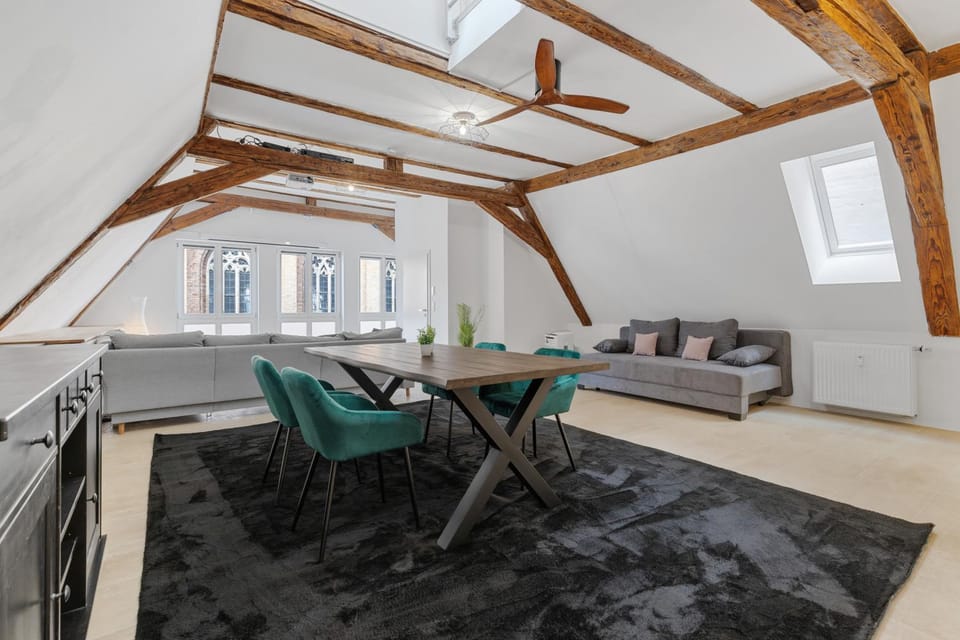 Living room, Seating area, Dining area, fireplace