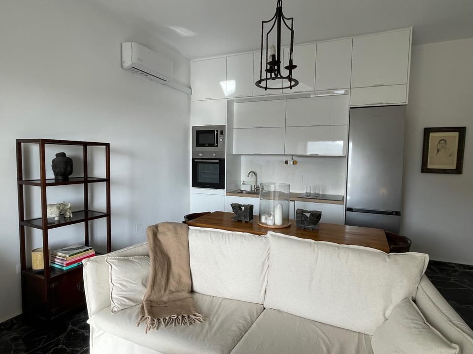 Kitchen or kitchenette, Living room, Seating area, Dining area