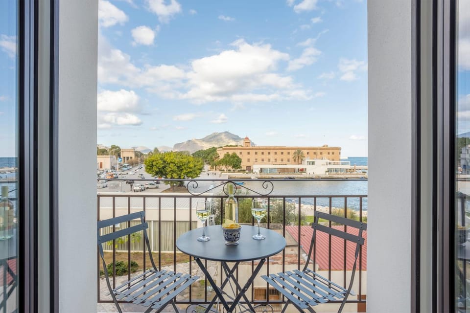 Property building, Restaurant/places to eat, Spring, Sea view
