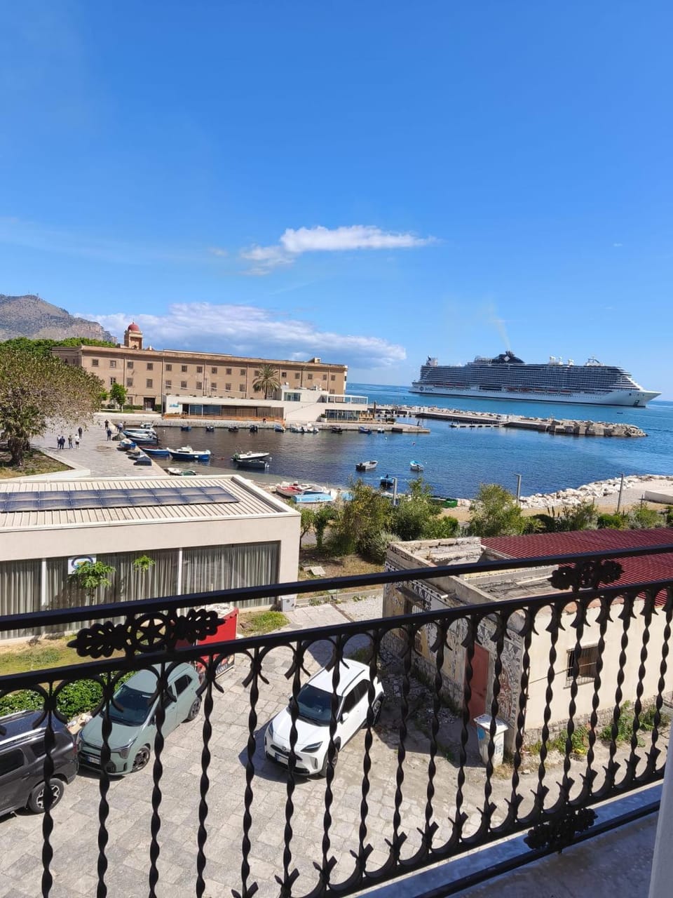 Property building, Nearby landmark, Day, Neighbourhood, Natural landscape, City view, Mountain view, Sea view, Location, Parking