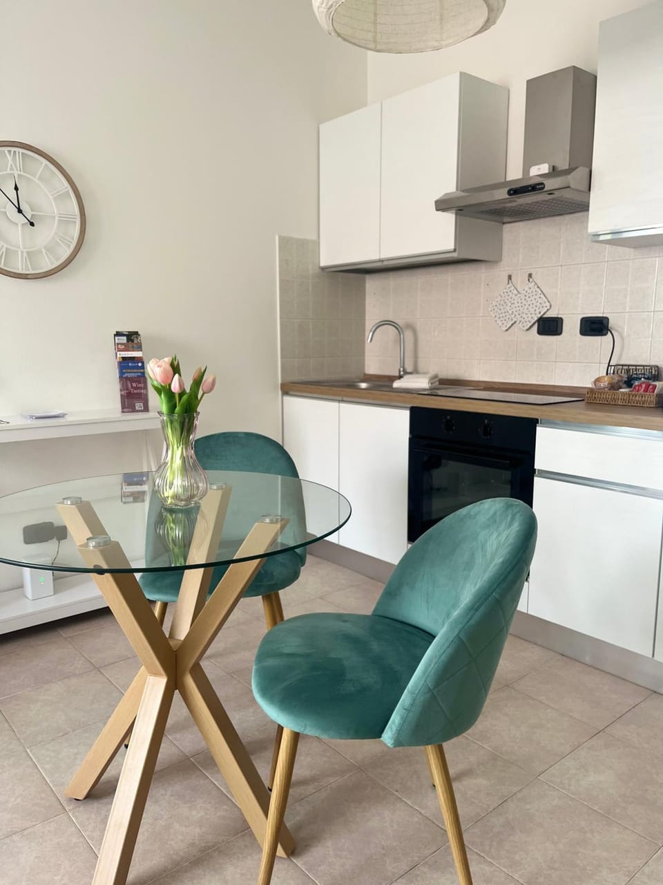 Living room, Seating area, Dining area, stove