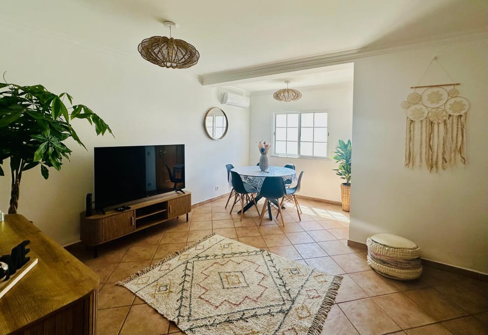 TV and multimedia, Living room, Seating area, Dining area