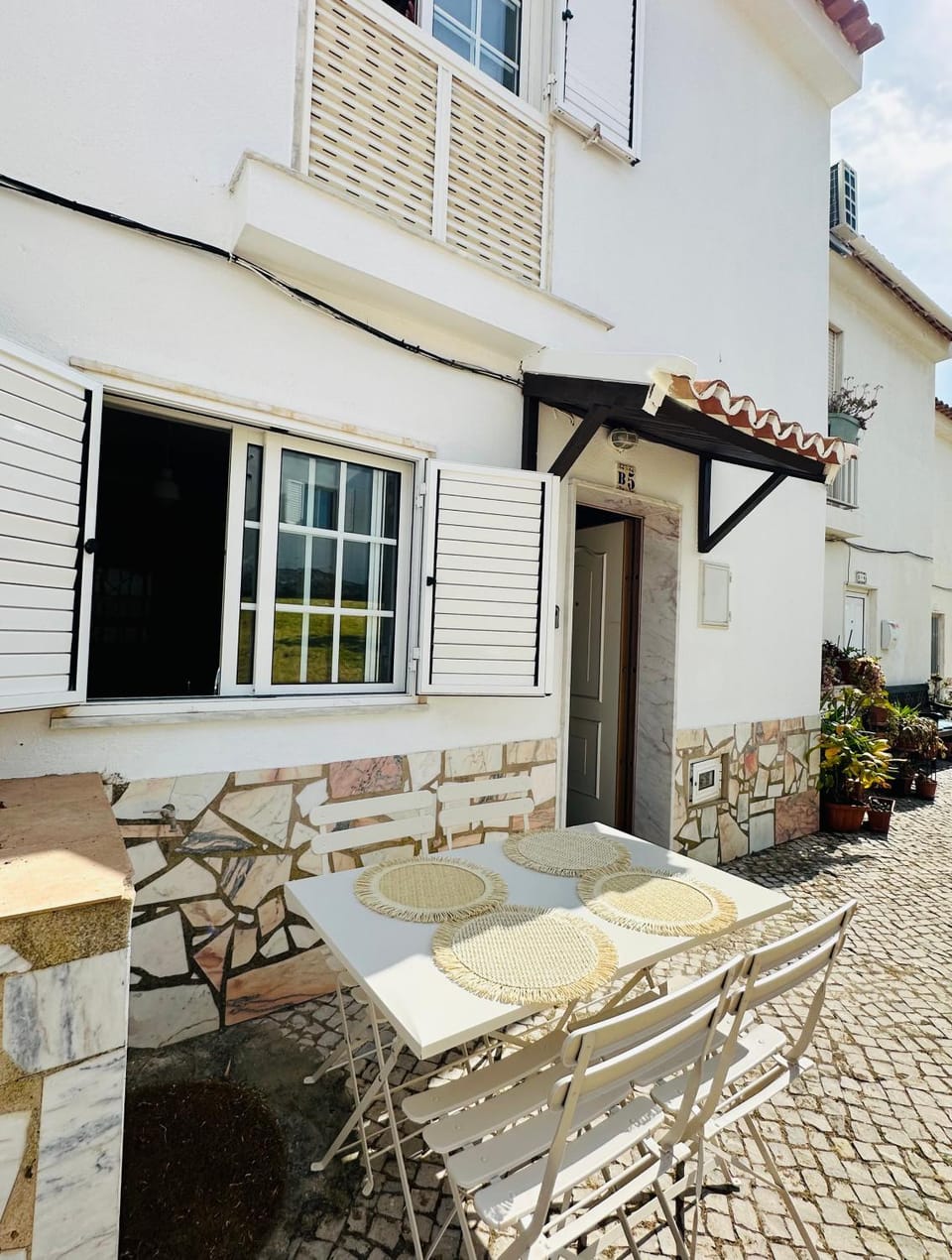 Property building, Patio, Day, Dining area