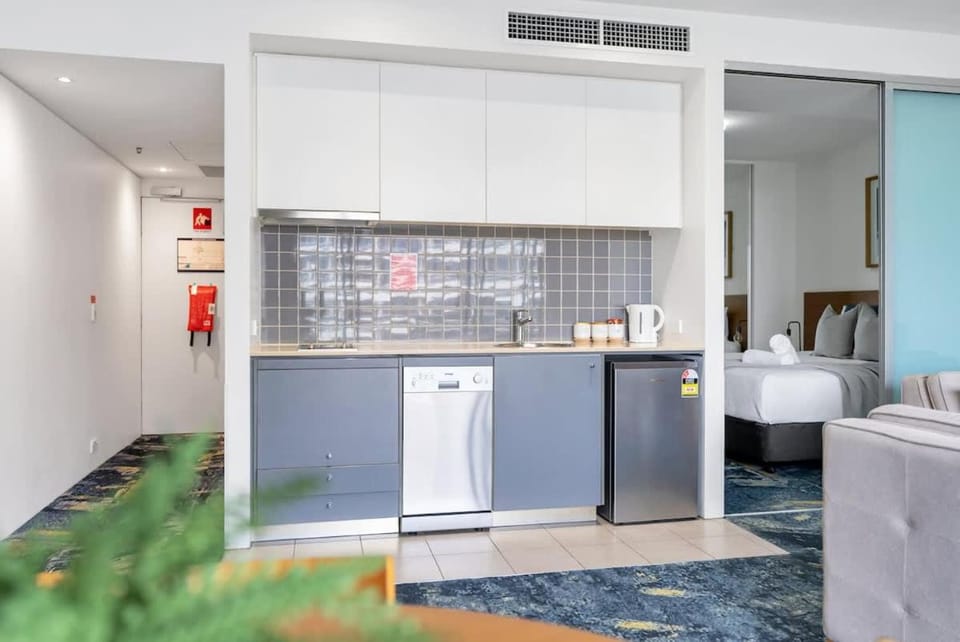 Horizons at Harbour Lights - Tropical Poolside Flair Apartment in Cairns