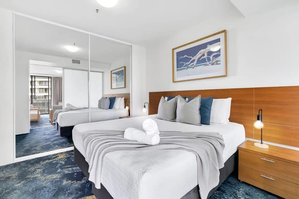 Horizons at Harbour Lights - Tropical Poolside Flair Apartment in Cairns