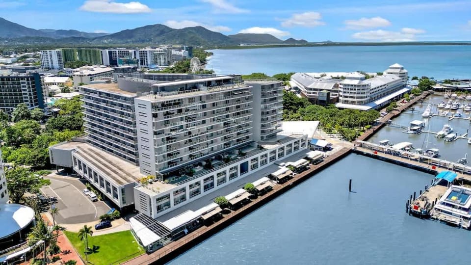 Horizons at Harbour Lights - Tropical Poolside Flair Apartment in Cairns
