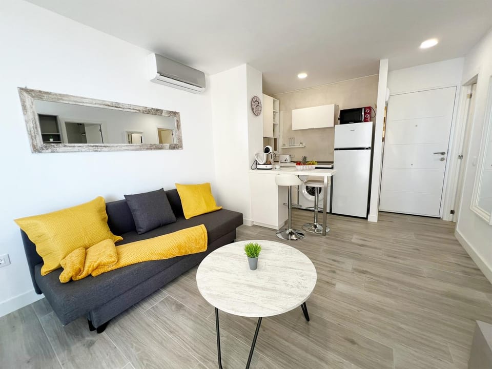 Communal lounge/ TV room, Lounge or bar, Dining area, minibar, stove