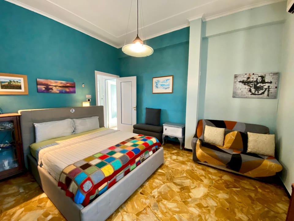 Bed, Living room, Photo of the whole room, Seating area, Bedroom