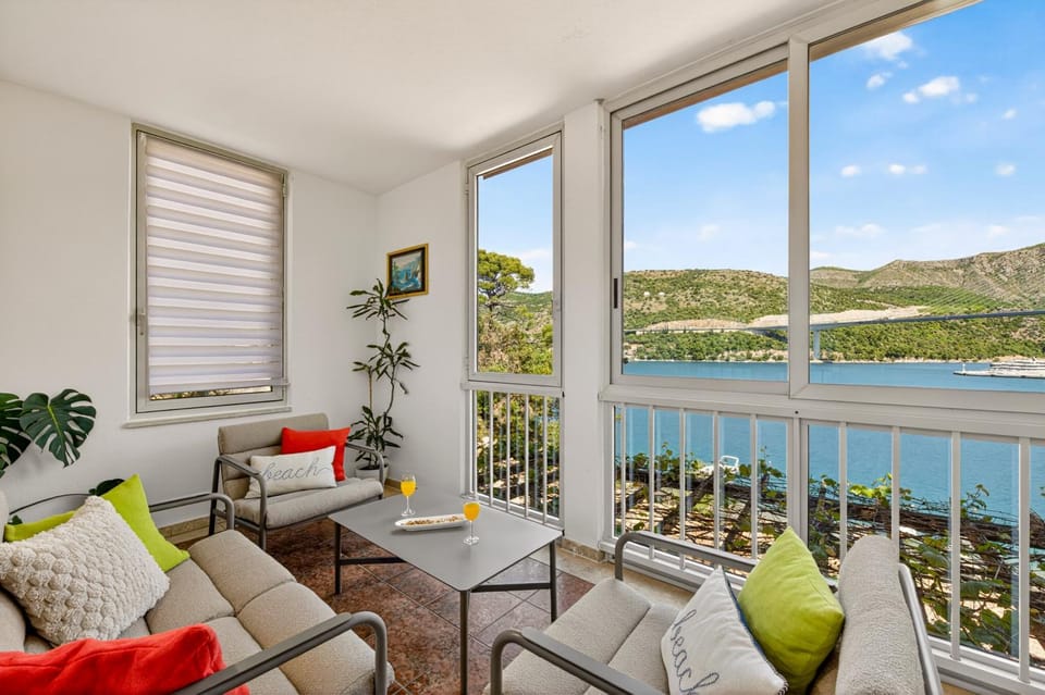 Natural landscape, Balcony/Terrace, Seating area, Sea view