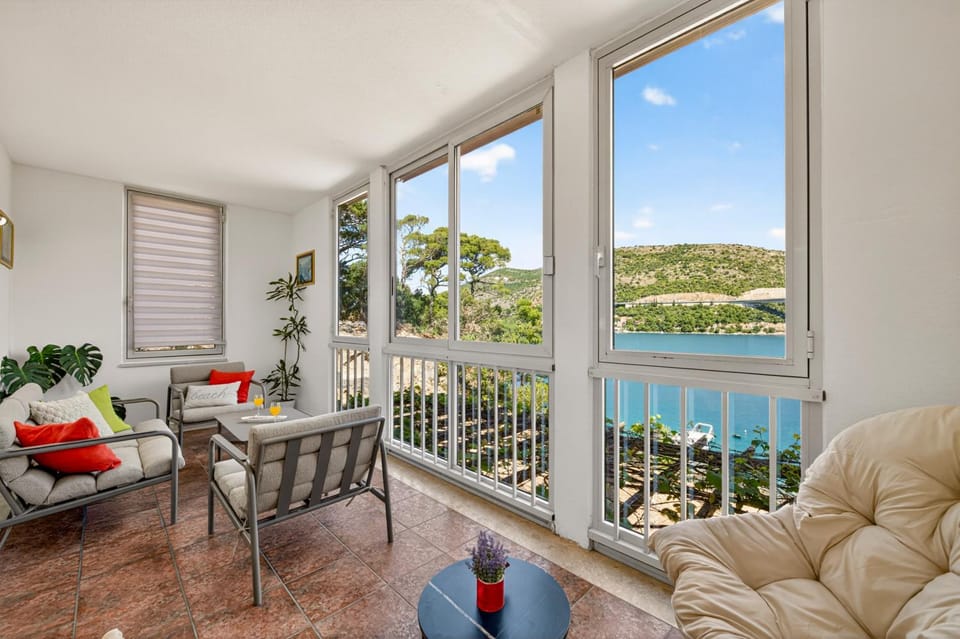 Natural landscape, View (from property/room), Balcony/Terrace, Seating area, Sea view
