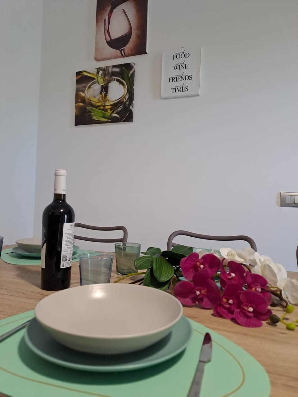 Kitchen or kitchenette, Food and drinks, Decorative detail, Dining area, Food