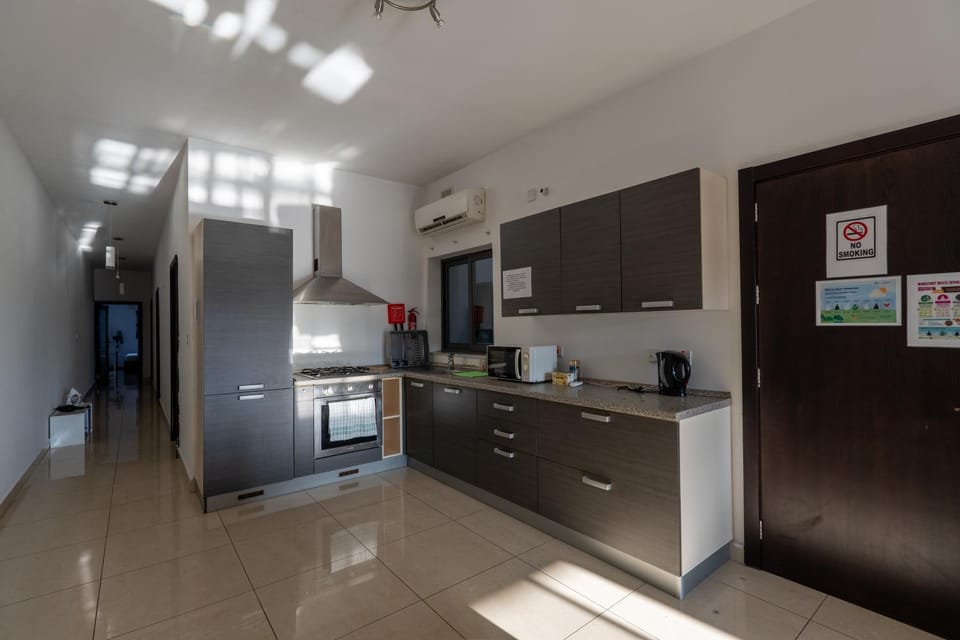 Kitchen or kitchenette, oven, kitchen