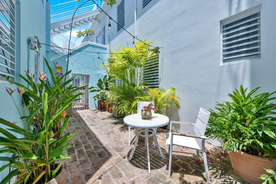Seaside Caribbean Comfort - Between Beach and City Apartment in San Juan