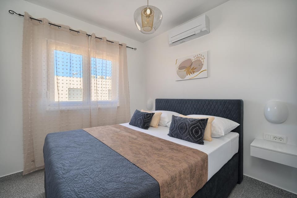 Bed, Photo of the whole room, Bedroom, air conditioner