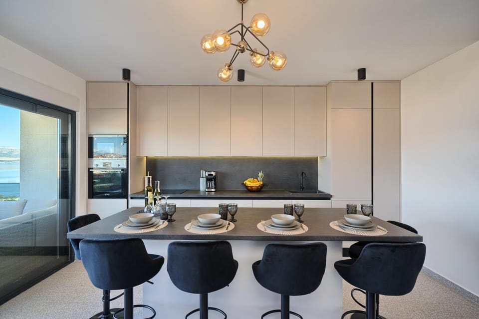Kitchen or kitchenette, Seating area, Dining area