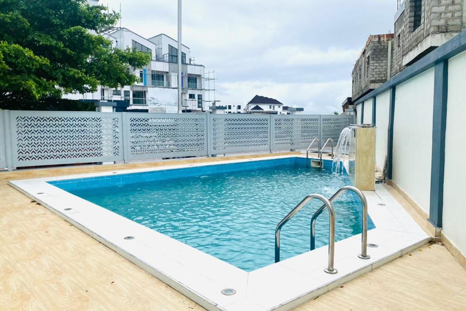 2 Bed Apartment Sleeps 4 - Pool - Free Parking Apartment in Lagos, Nigeria