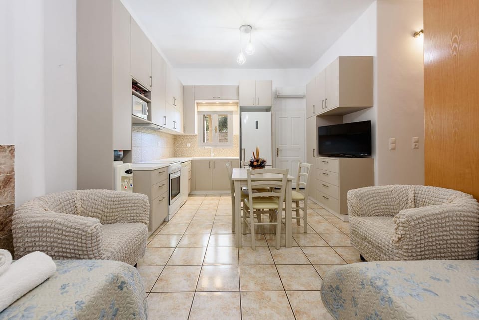 TV and multimedia, Kitchen or kitchenette, Living room, Photo of the whole room, Seating area, Dining area, microwave, minibar, pet friendly, stove, toaster, wardrobe