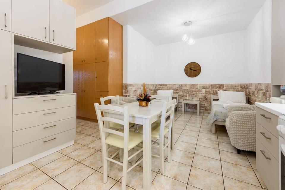 Bed, TV and multimedia, Photo of the whole room, Seating area, Dining area, Bedroom, microwave, wardrobe
