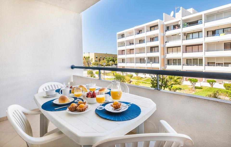 Family Holidays @ Caminho do Lago Apartment in Quarteira