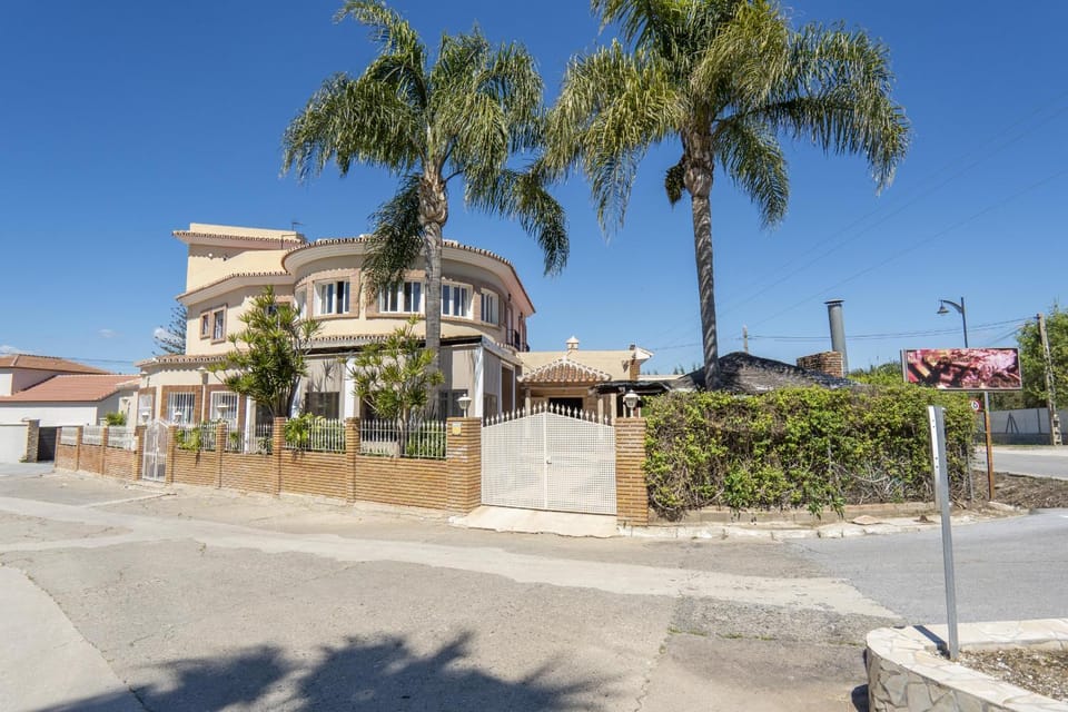 Property building, Facade/entrance, Off site