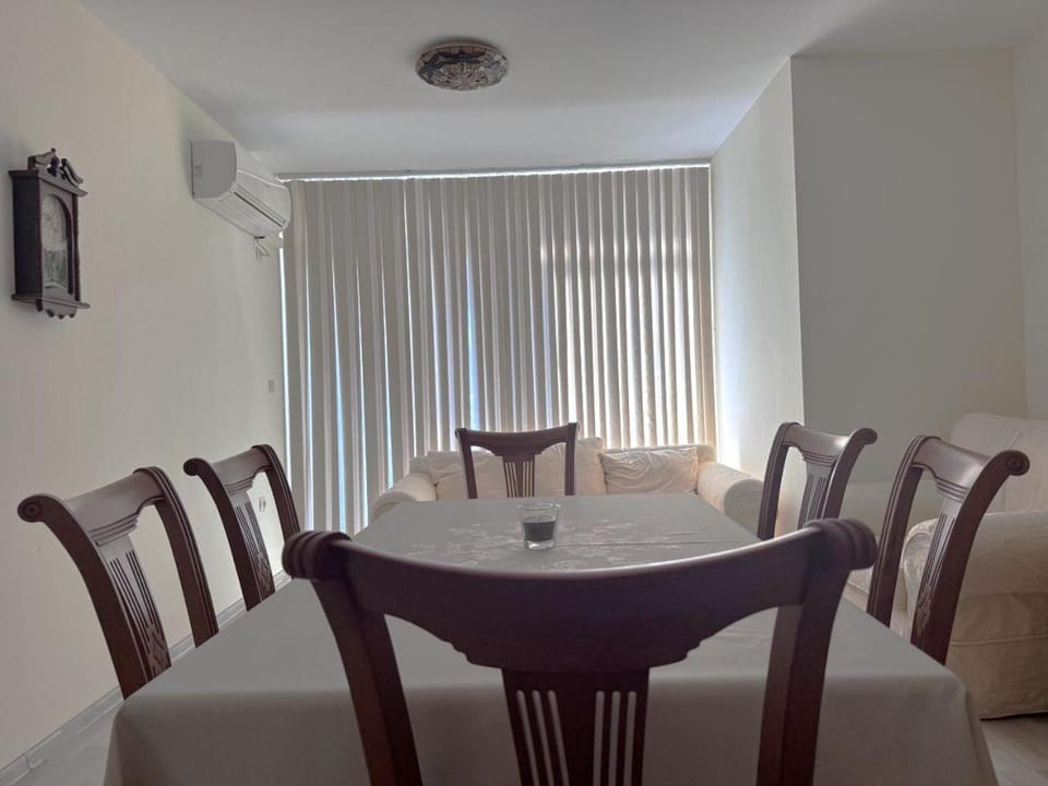 Seating area, Dining area, air conditioner