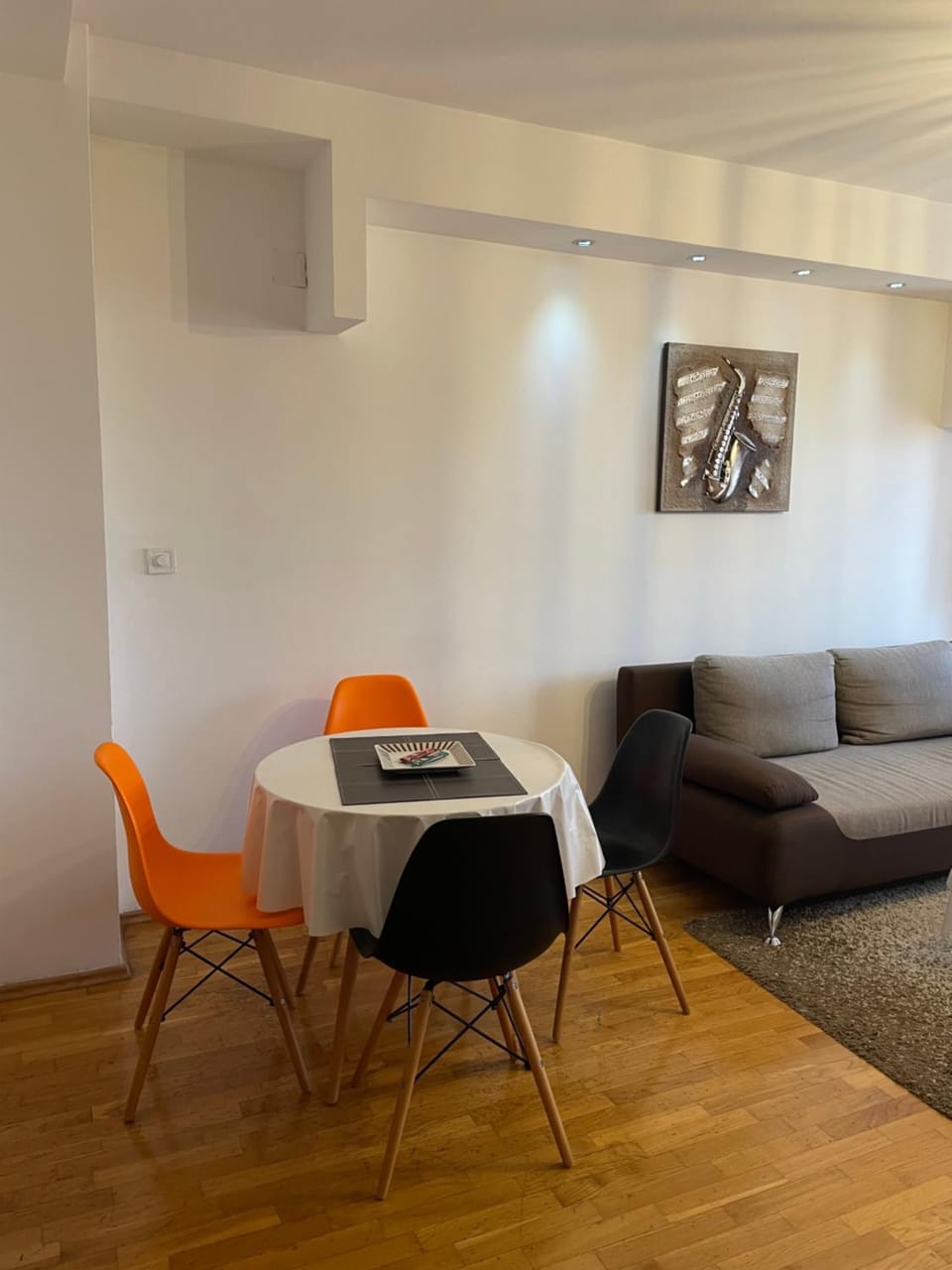 Seating area, Dining area