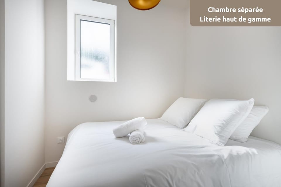 Bed, Photo of the whole room, towels