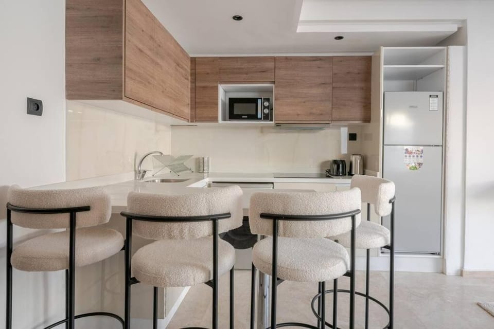 Kitchen or kitchenette, Dining area, minibar