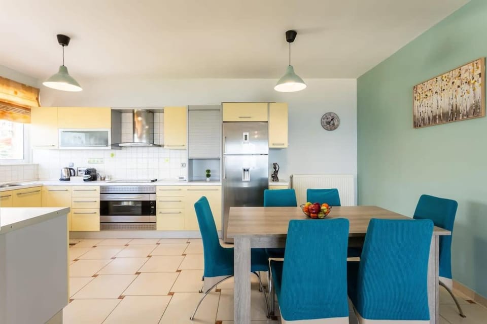 Kitchen or kitchenette, Living room, Seating area, Dining area, minibar, pet friendly, stove