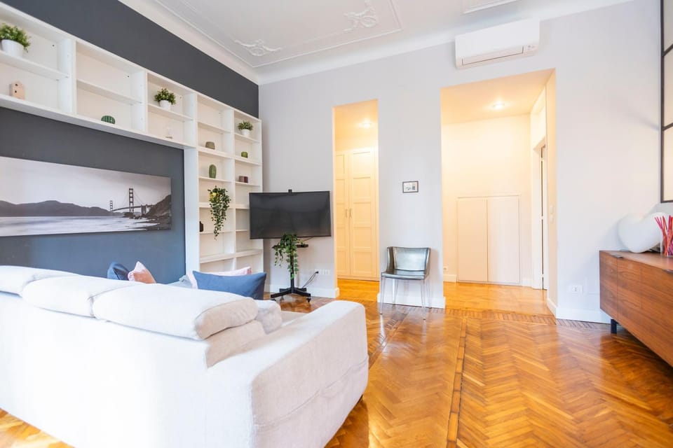 Communal lounge/ TV room, TV and multimedia, Living room, Seating area, Bedroom, air conditioner