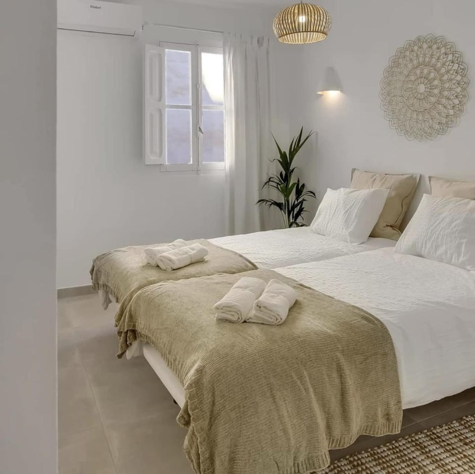 Bed, towels, air conditioner