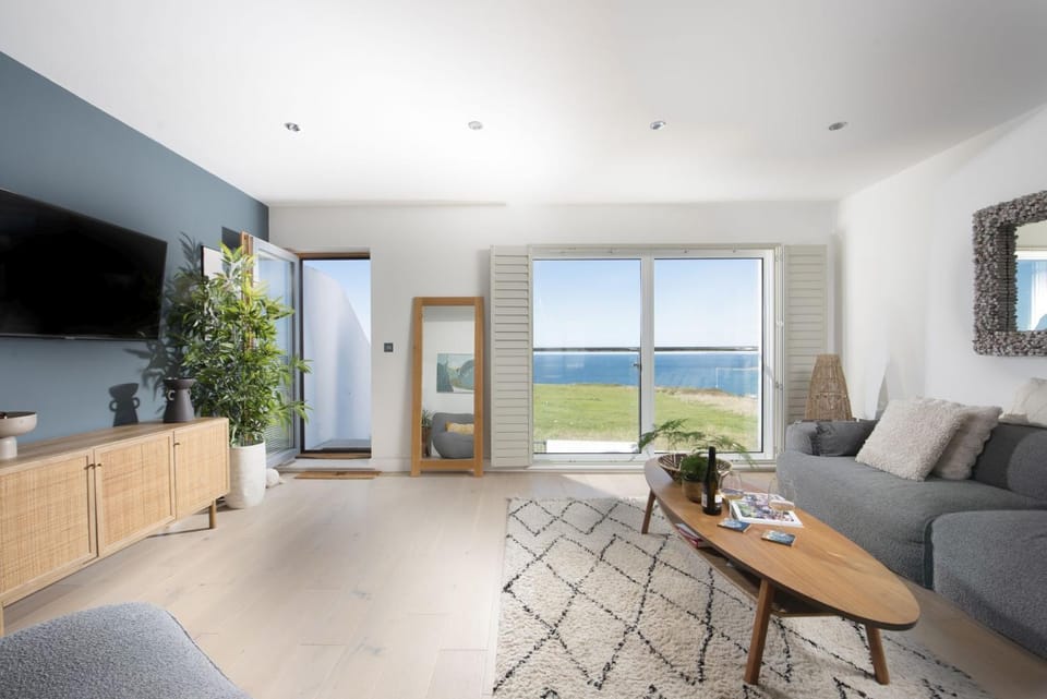 Property building, Communal lounge/ TV room, TV and multimedia, Living room, Seating area, Evening entertainment, Sea view