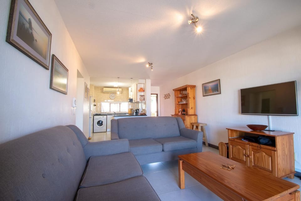 Communal lounge/ TV room, TV and multimedia, Kitchen or kitchenette, Living room, Seating area, Dining area, Evening entertainment, oven