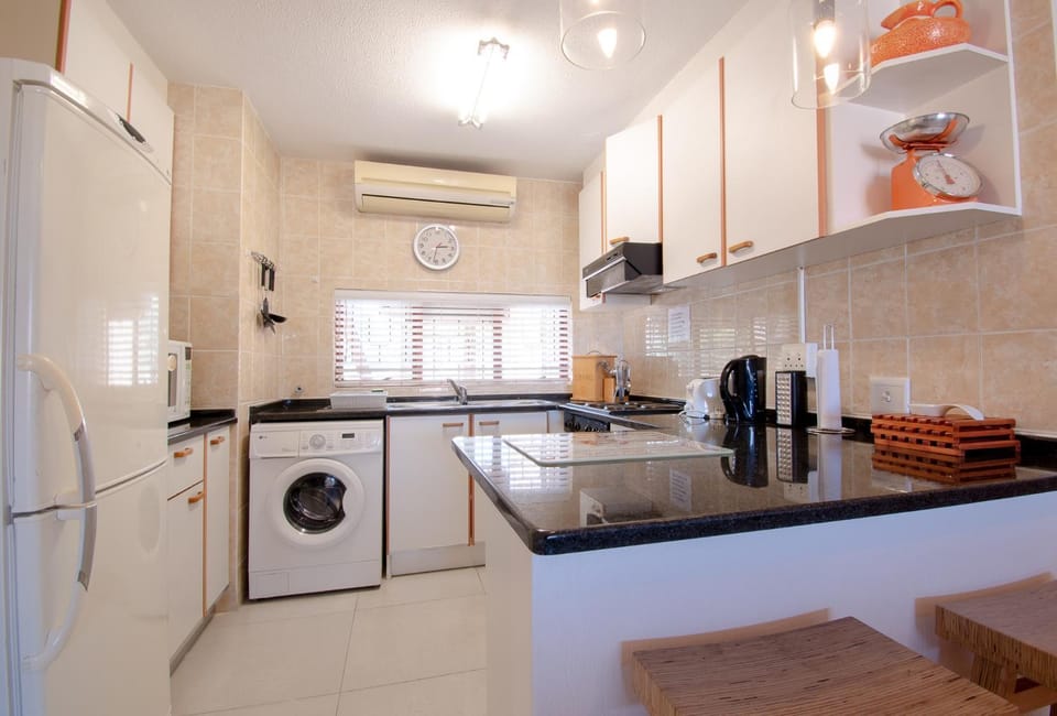 Coffee/tea facilities, Kitchen or kitchenette, oven, stove, toaster, washing machine