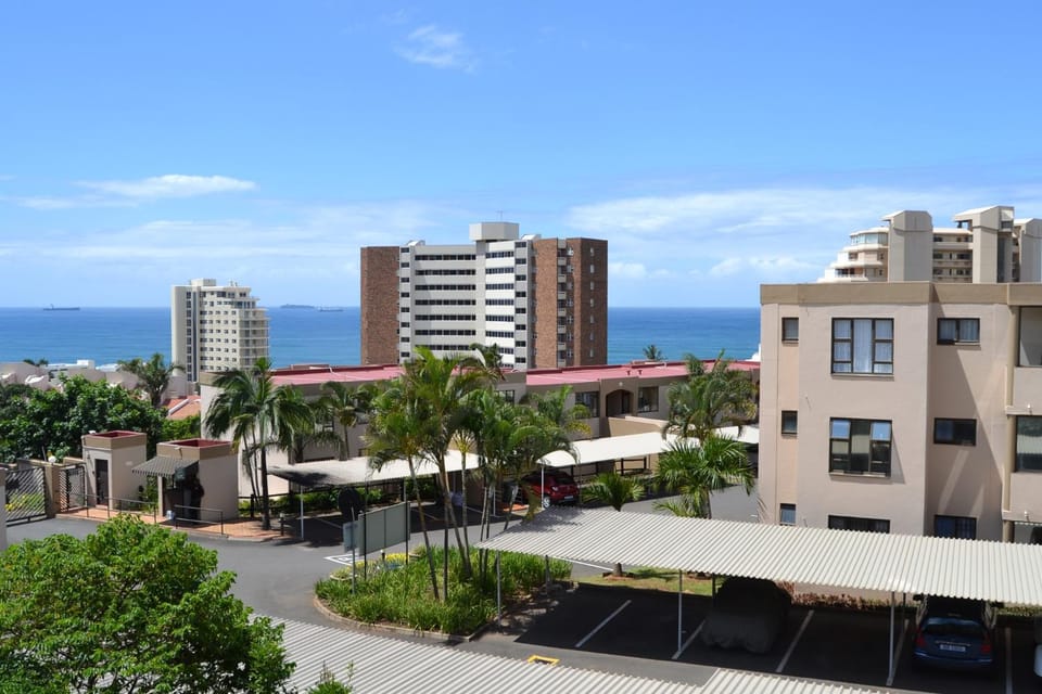 Property building, Day, Neighbourhood, Natural landscape, City view, Sea view, Street view, Location, Parking