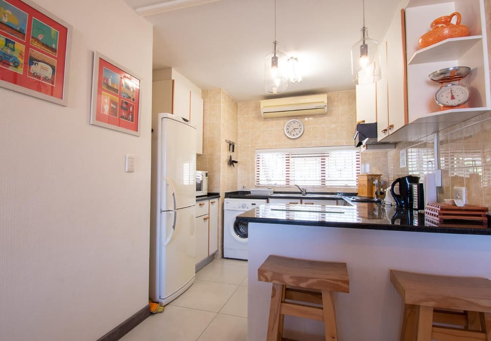 Coffee/tea facilities, Kitchen or kitchenette, Dining area, oven, stove, toaster