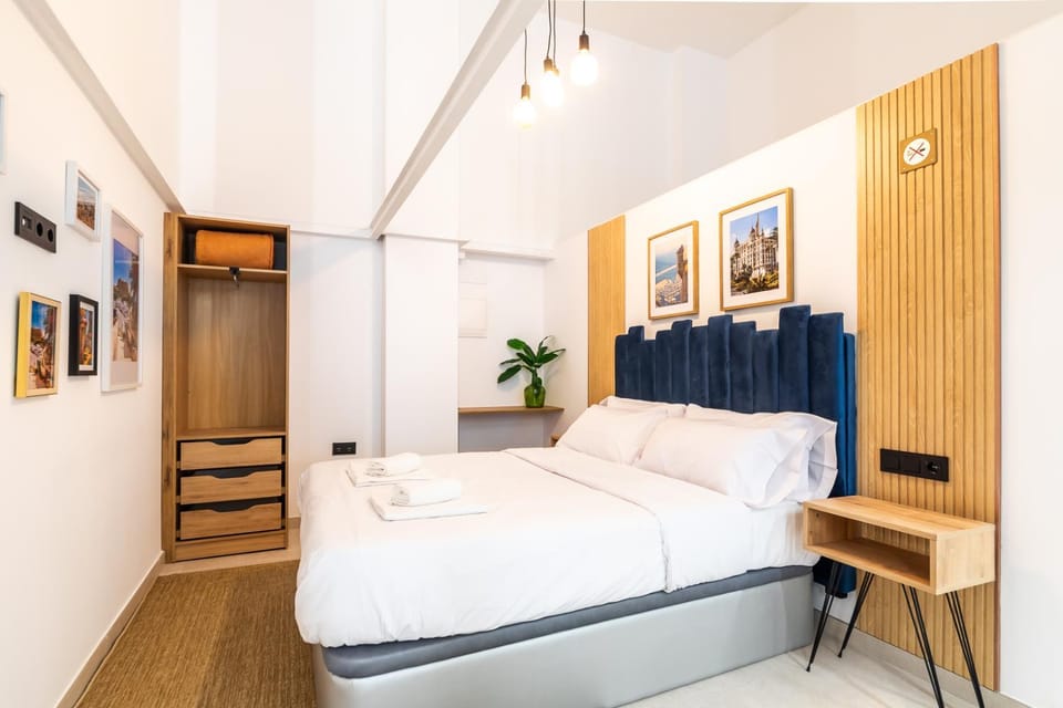 Bed, Photo of the whole room, wardrobe