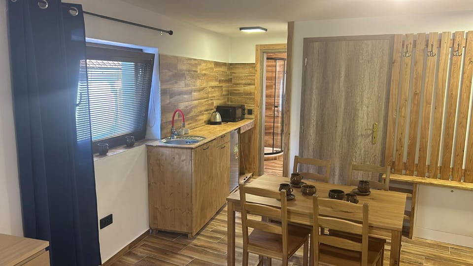 Kitchen or kitchenette, Dining area