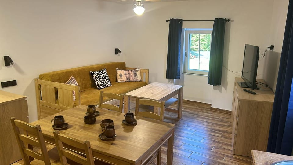 TV and multimedia, Living room, Seating area, Dining area