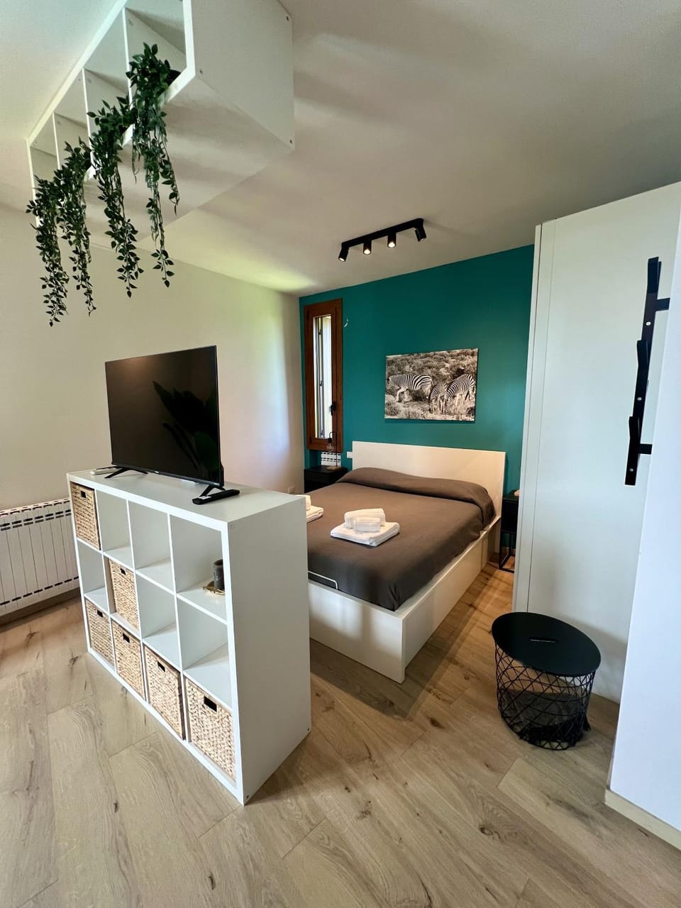 Bed, TV and multimedia, Photo of the whole room, Bedroom