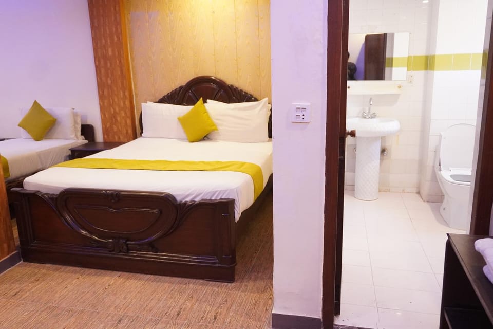 Bed, Bathroom, Photo of the whole room, towels