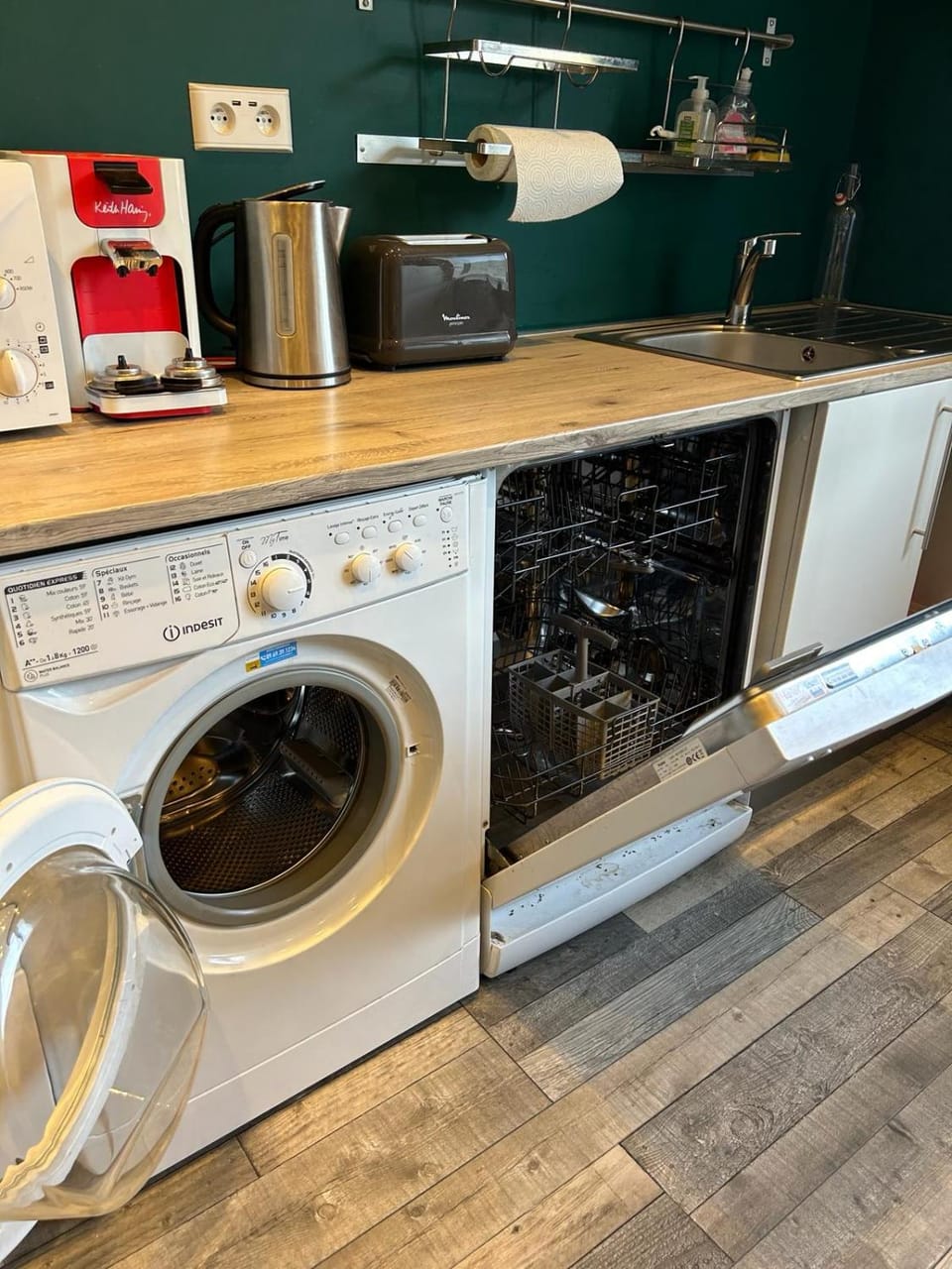 Coffee/tea facilities, dishwasher, minibar, pet friendly, stove, toaster, washing machine