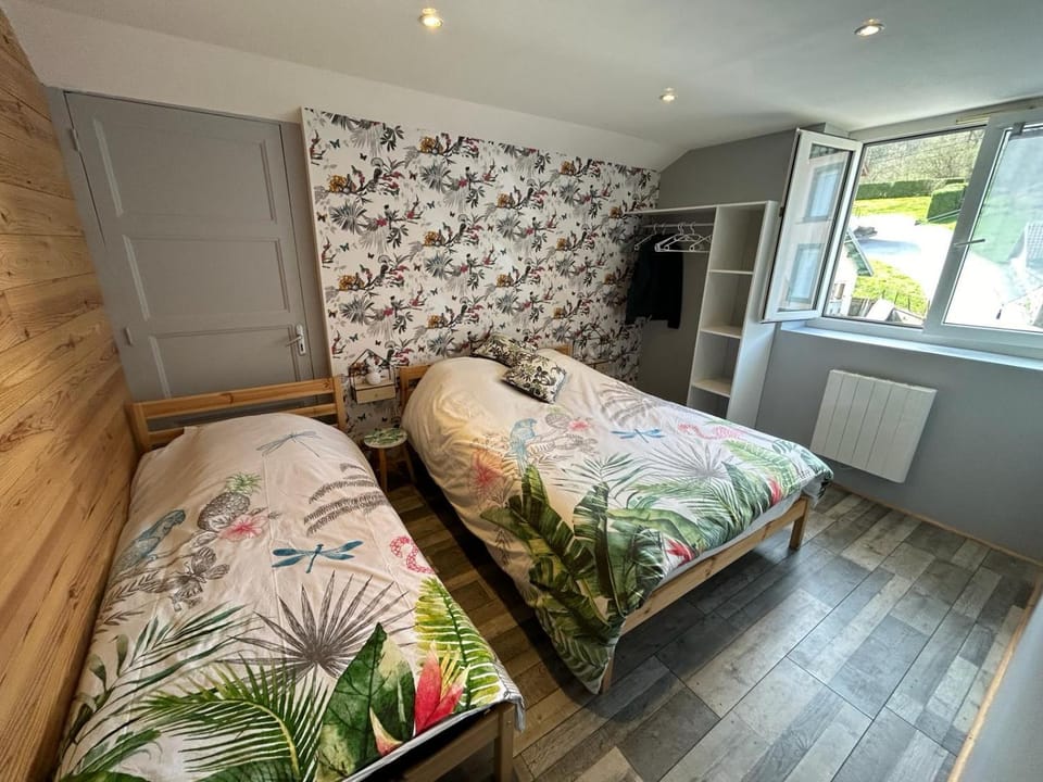 Bed, Photo of the whole room, Bedroom, storage