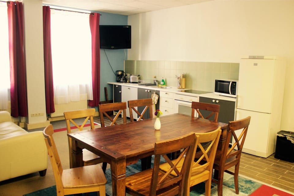 Communal lounge/ TV room, TV and multimedia, Coffee/tea facilities, Kitchen or kitchenette, Living room, Seating area, Dining area, minibar, pet friendly, stove, toaster
