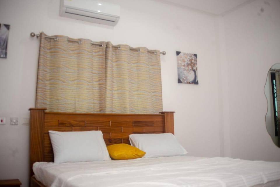 Bed, Photo of the whole room, Bedroom, air conditioner